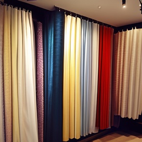 Elegante Gardinen im Showroom Kuhmühle 6, Hamburg